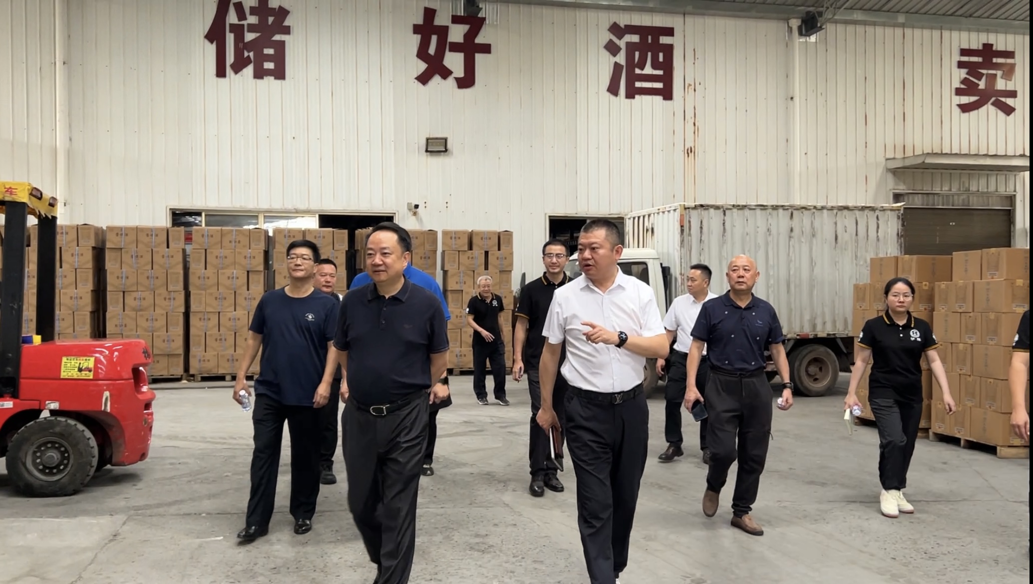 熱烈歡迎四川省酒業(yè)集團(tuán)曹勇黨委書(shū)記、董事長(zhǎng)曹勇率隊(duì)蒞臨瀘旗調(diào)研指導(dǎo)